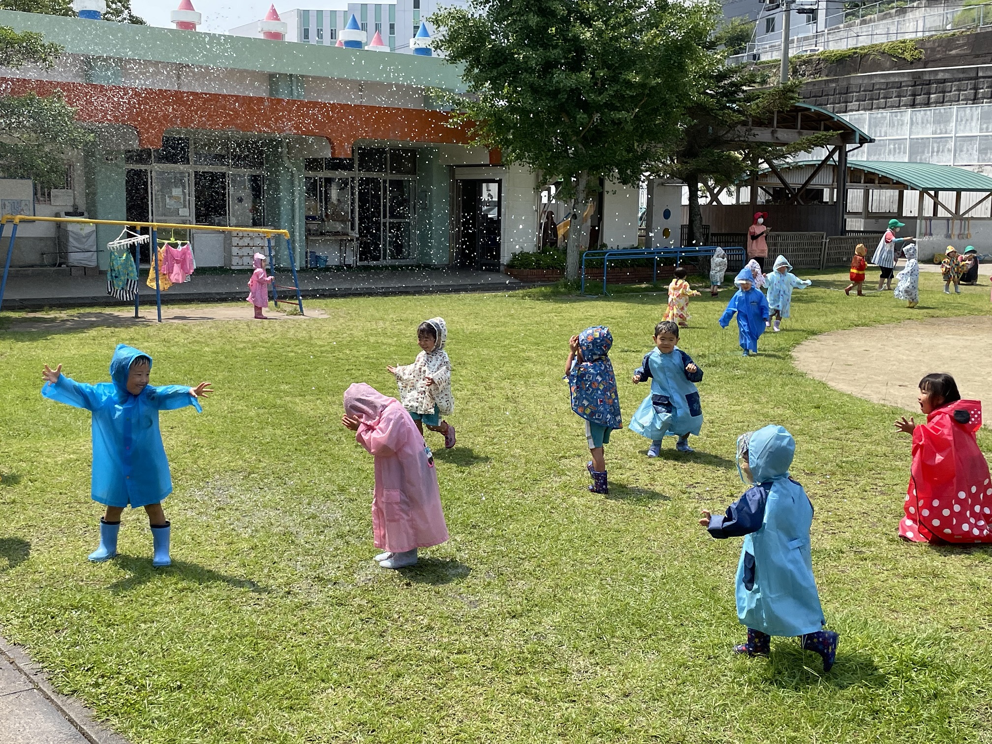 園外保育（雨の日のお散歩） - 加世田しらうめ幼稚園 お知らせブログ