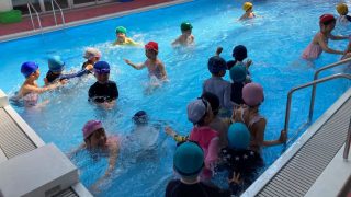 年長組さん，幼稚園最後のプール遊び