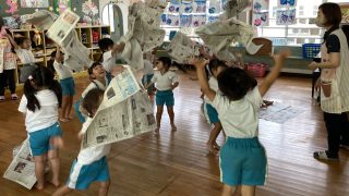 新聞紙遊び