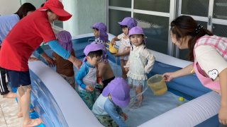 プールで水遊び